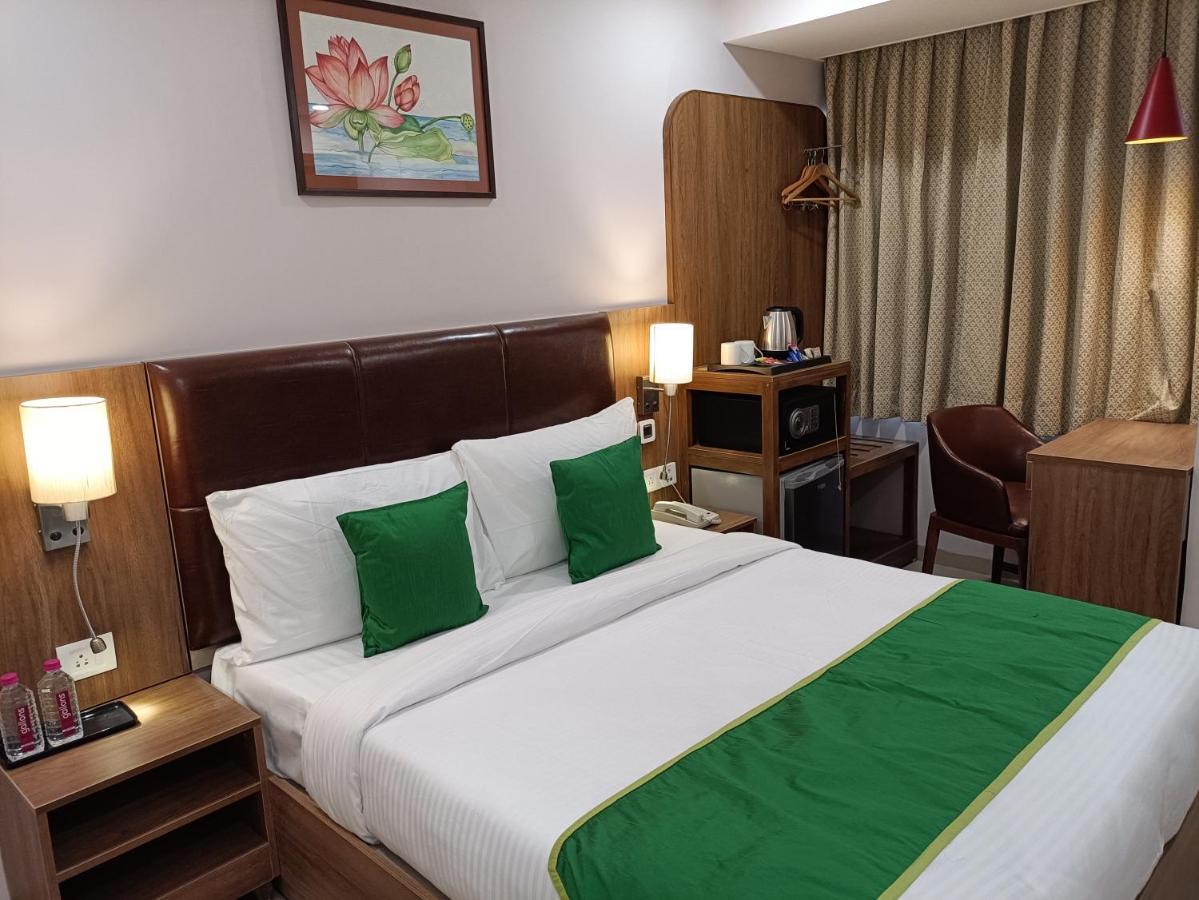 The Beacon Hotel Vadodara Bagian luar foto