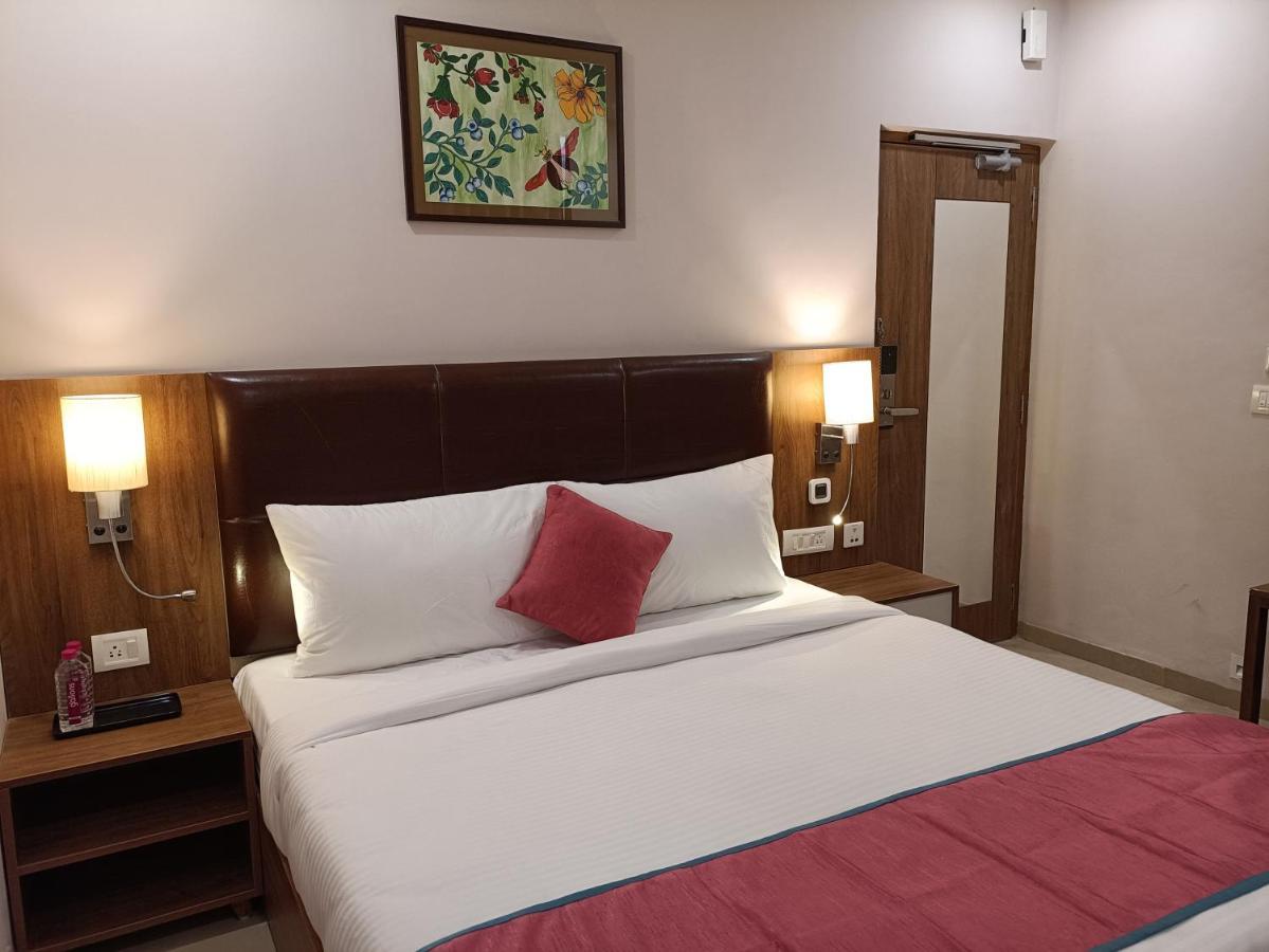 The Beacon Hotel Vadodara Bagian luar foto