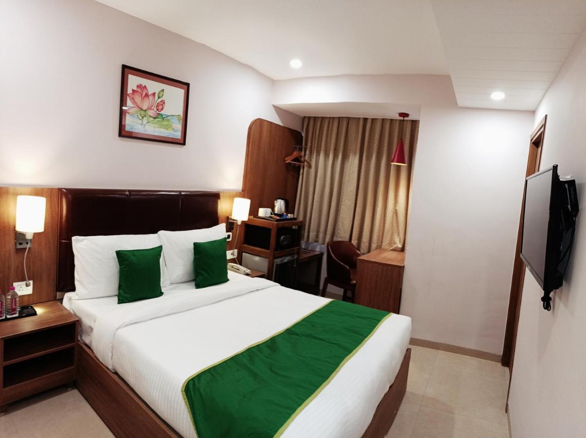 The Beacon Hotel Vadodara Bagian luar foto