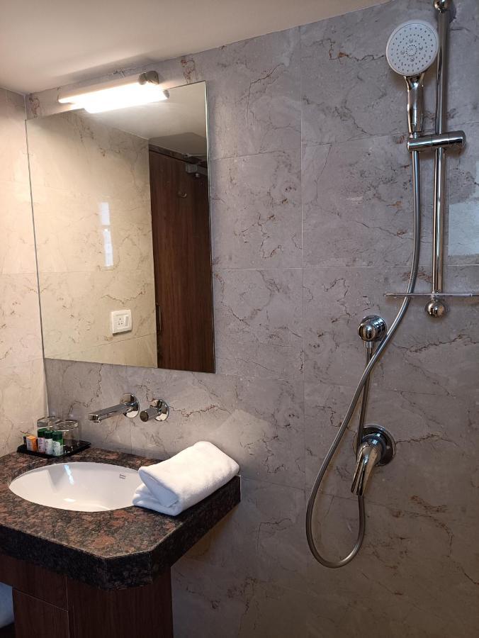 The Beacon Hotel Vadodara Bagian luar foto