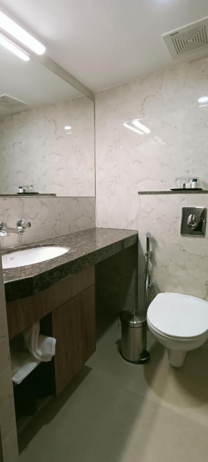 The Beacon Hotel Vadodara Bagian luar foto