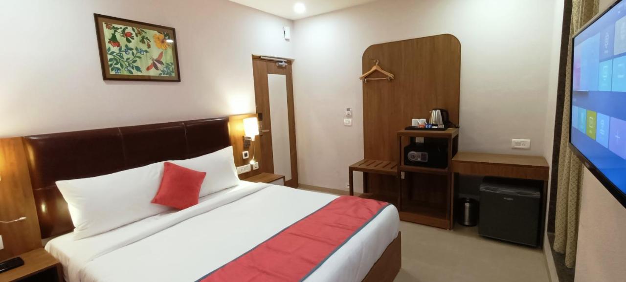 The Beacon Hotel Vadodara Bagian luar foto