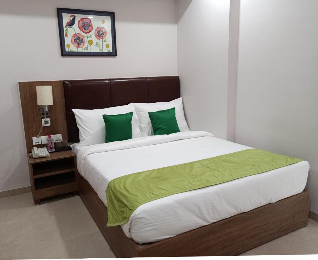 The Beacon Hotel Vadodara Bagian luar foto