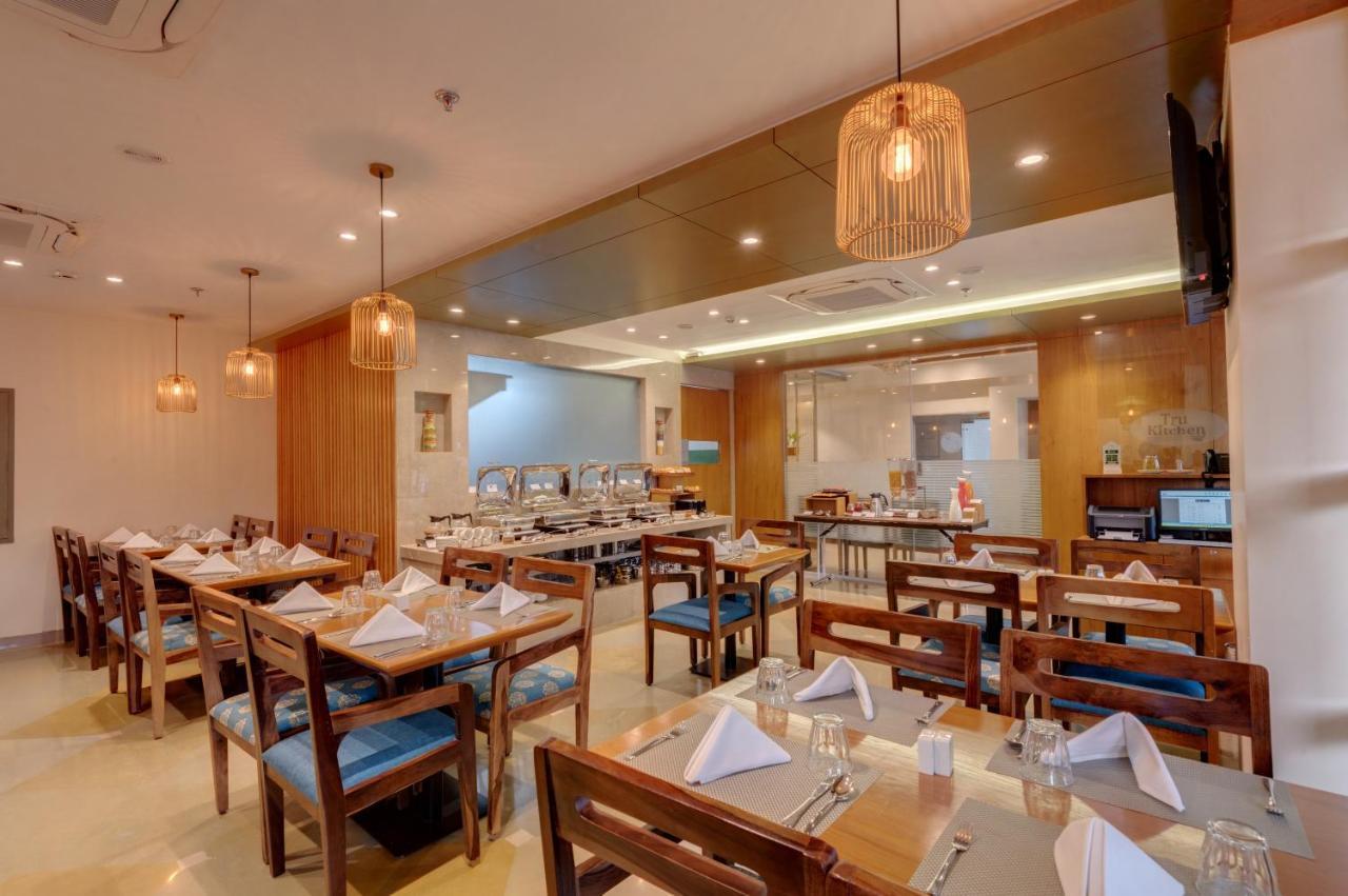 The Beacon Hotel Vadodara Bagian luar foto
