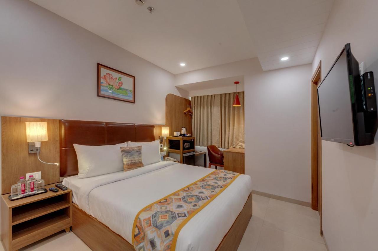 The Beacon Hotel Vadodara Bagian luar foto