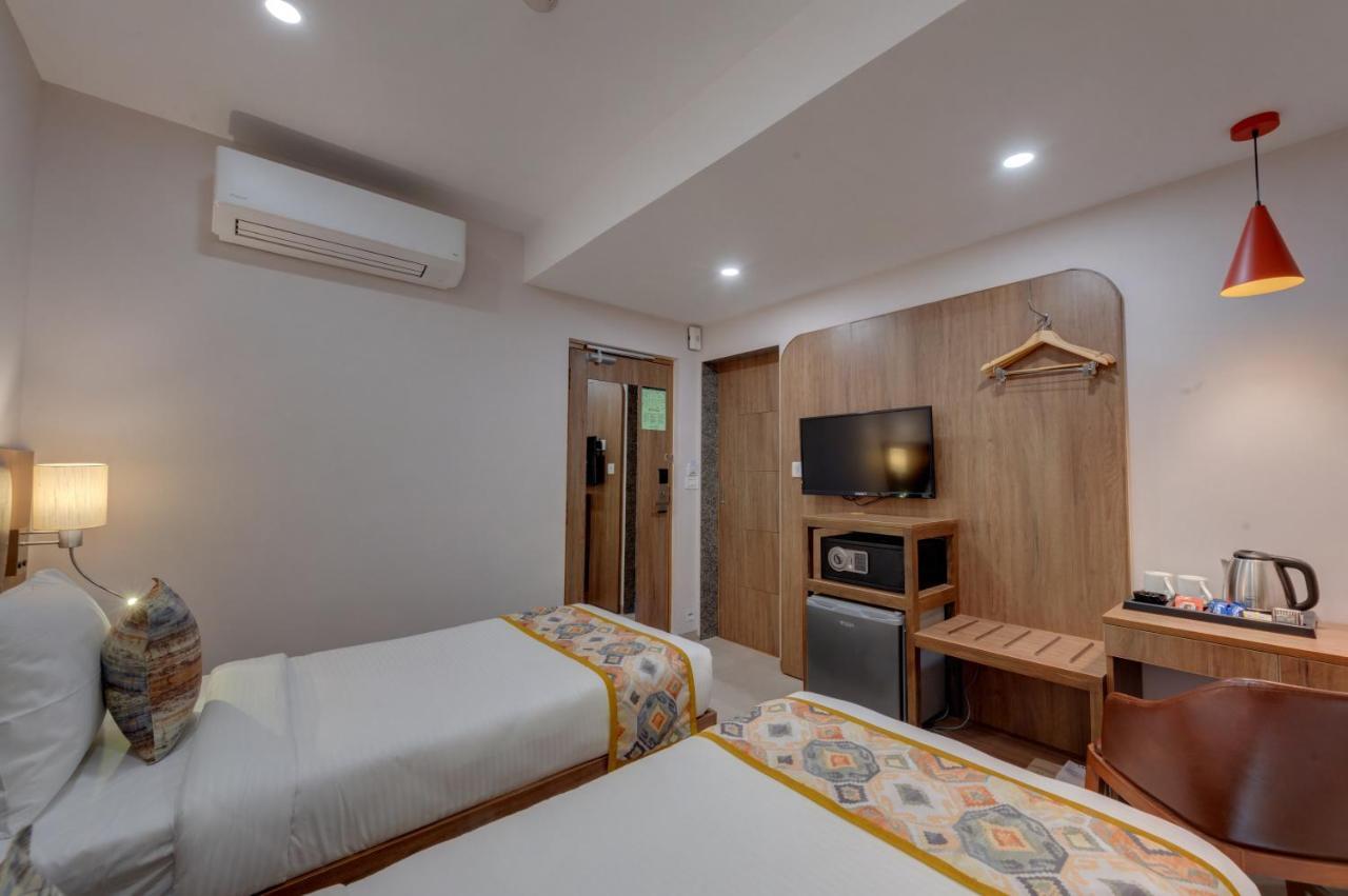 The Beacon Hotel Vadodara Bagian luar foto