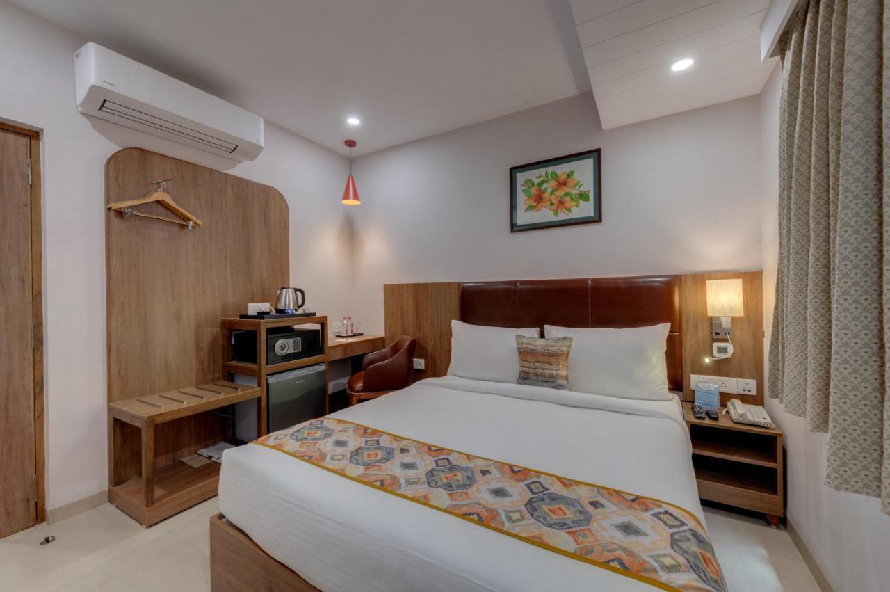 The Beacon Hotel Vadodara Bagian luar foto