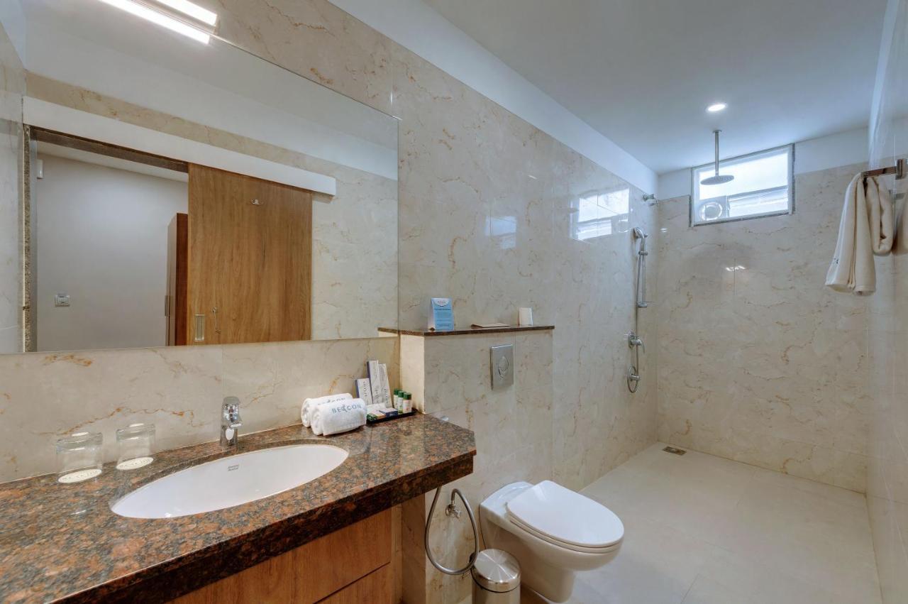 The Beacon Hotel Vadodara Bagian luar foto